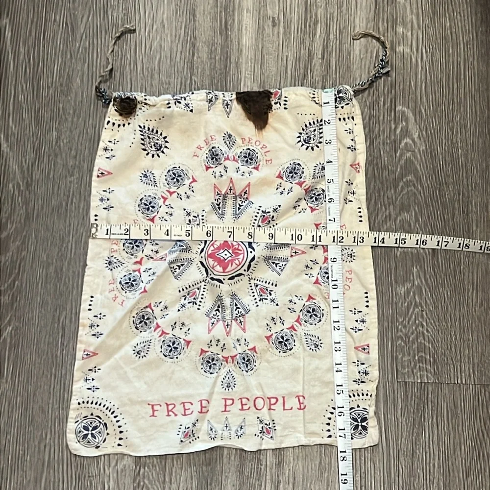 Free People 💝 10/$10 💝 Drawstring Bag with Bohemian Print - Picture 3 of 8